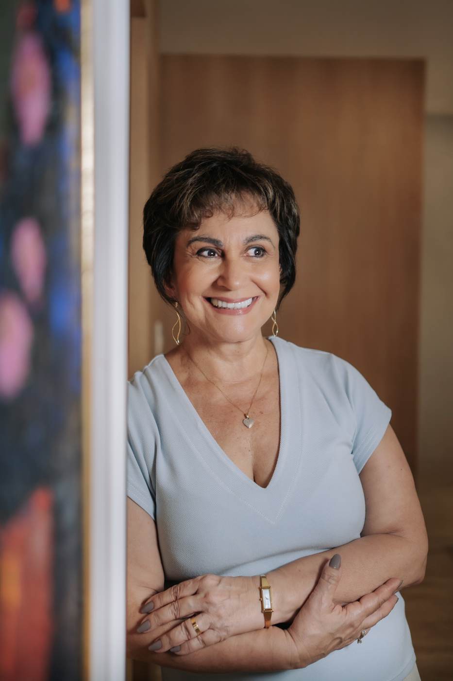 Dra. Regina Celi sorrindo em seu consultório